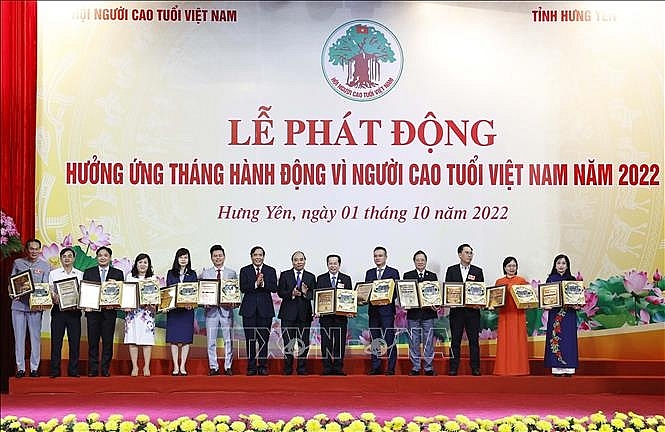 Chủ tịch nước Nguyễn Xuân Phúc và Chủ tịch Hội Người Cao tuổi Việt Nam Nguyễn Thanh Bình tặng bằng vinh danh và quà lưu niệm cho các tập thể và cá nhân tích cực hưởng ứng, đóng góp cho công tác chăm sóc đời sống vật chất và tinh thần cho người cao tuổi. Ảnh: Thống Nhất/TTXVN Chủ tịch nước Nguyễn Xuân Phúc và Chủ tịch Hội Người Cao tuổi Việt Nam Nguyễn Thanh Bình tặng bằng vinh danh và quà lưu niệm cho các tập thể và cá nhân tích cực hưởng ứng, đóng góp cho công tác chăm sóc đời sống vật chất và tinh thần cho người cao tuổi. Ảnh: Thống Nhất/TTXVN