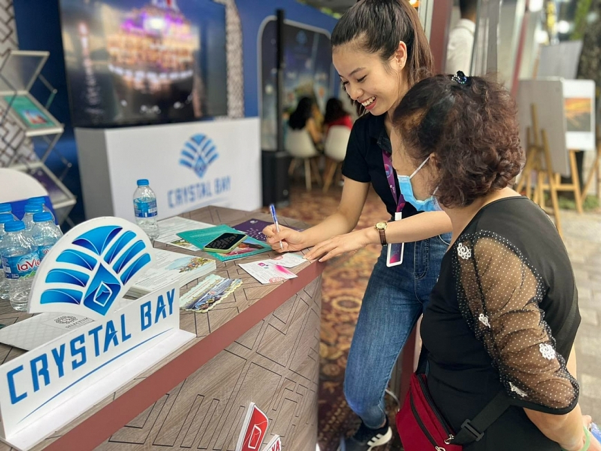 Gian hàng của Tập đoàn du lịch Crystal Bay hút du khách với những dự án nghỉ dưỡng 5 sao cùng nhiều trải nghiệm mới lạ