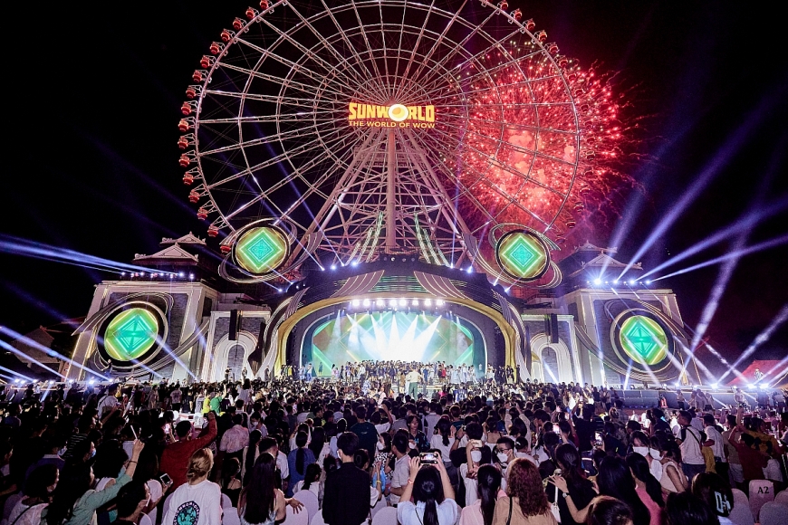   Đại nhạc hội Take me to the Sun được tổ chức tại Công viên châu Á - Asia Park, thổi bừng sức nóng du lịch hè Đà Nẵng.