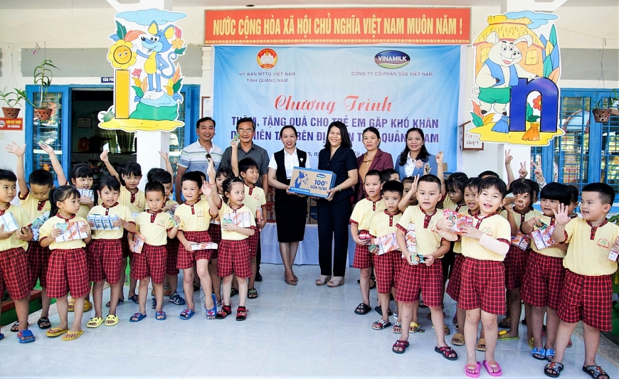 Đại diện Vinamilk trao các phần quà dinh dưỡng, san sẻ với khó khăn của người dân vùng lũ tại 3 tỉnh thành Đà Nẵng, Quảng Nam, Thừa Thiên Huế