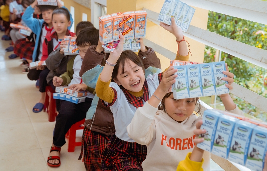 : Các em học sinh tại Quảng Nam và Huế vui mừng khi nhận sữa Vinamilk từ đoàn hỗ trợ