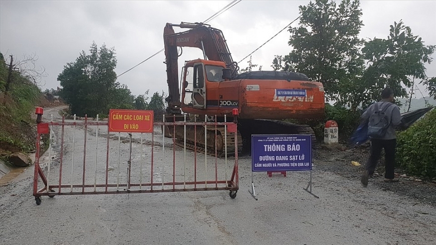 Chiều ngày 31.10, lực lượng chức năng đã dựng rào chắn tại Km 68 đường Quốc lộ 40B vì nhiều điểm có nguy cơ sạt lở trở lại.