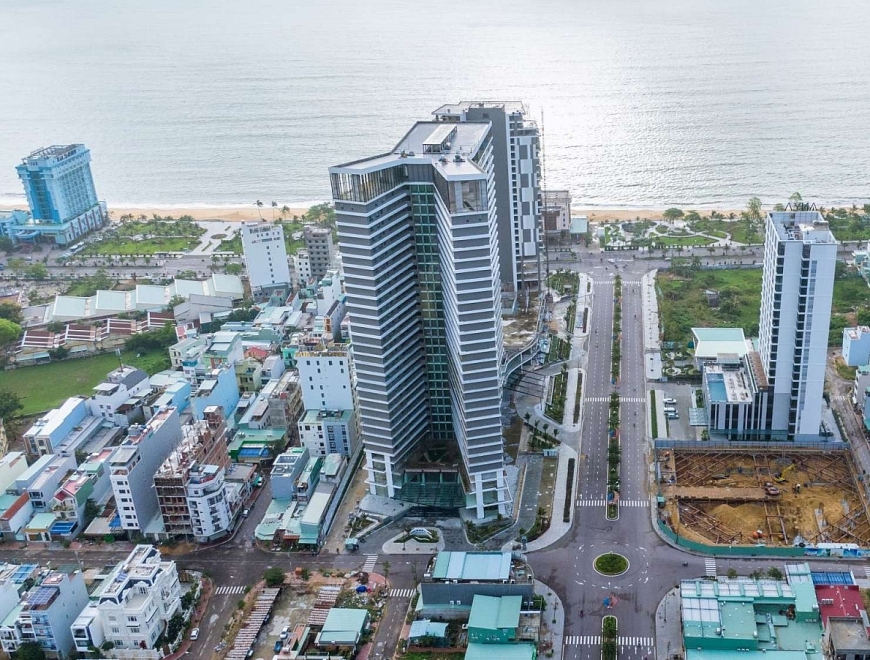 Dự án sở hữu chuỗi tiện ích 5 sao đồng bộ như hệ thống an ninh 3 lớp, hệ thống cảnh báo và xếp chỗ đỗ xe thông minh, bể bơi vô cực… cùng các khu vui chơi – giải trí thời thượng, khu trung tâm thương mại và văn phòng sang trọng. 