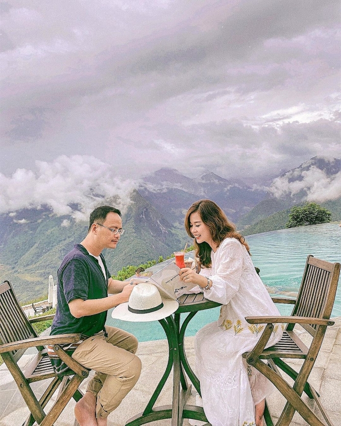 Thưởng thức bữa sáng bên hồ bơi cũng là một trải nghiệm thú vị (Ảnh: quynhkiukiu)