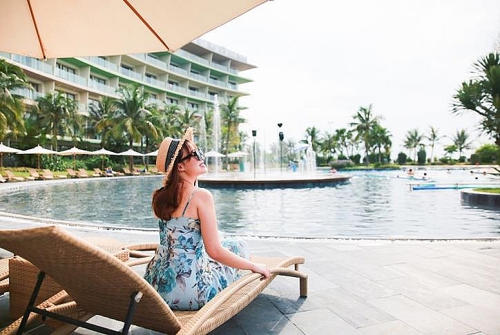 Du khách có thể dạo chơi bên bể bơi và nhấm nháp từng ngụm cocktail mát lạnh (Ảnh: Fanpage FLC Sầm Sơn)