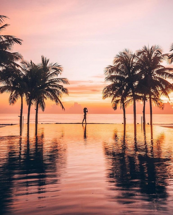 Khung cảnh hoàng hôn vừa kĩ vĩ, vừa nên thơ bên hồ bơi (Ảnh: @cherrielynn)