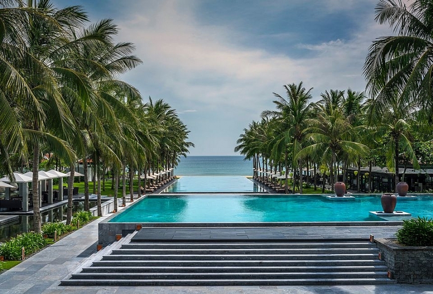 Các bể bơi chính liền kề với sắc xanh ngọc ngà như nối dài ra biển xa (Ảnh: Fanpage Four Seasons Resort The Nam Hai, Hoi An, Vietnam)