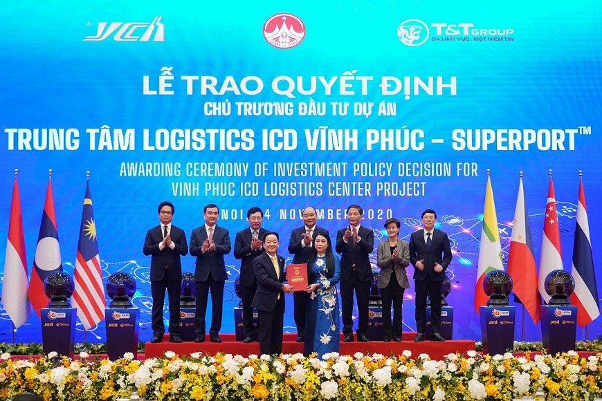 : Bà Hoàng Thị Thúy Lan, Bí thư Tỉnh ủy Vĩnh Phúc trao Quyết định chủ trương đầu tư dự án Trung tâm Logistics ICD Vĩnh Phúc (SuperPortTM) cho ông Đỗ Quang Hiển - đại diện Liên danh Tập đoàn T&T Group – YCH Group –YCH Holdings