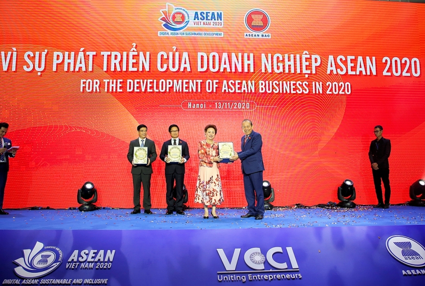 Phó Thủ tướng Trương Hòa Bình trao kỉ niệm chương “Vì sự phát triển của Doanh nghiệp ASEAN 2020” cho Bà Nguyễn Thị Nga, Chủ tịch giải thưởng ABA 2020, Chủ tịch Tập đoàn BRG.