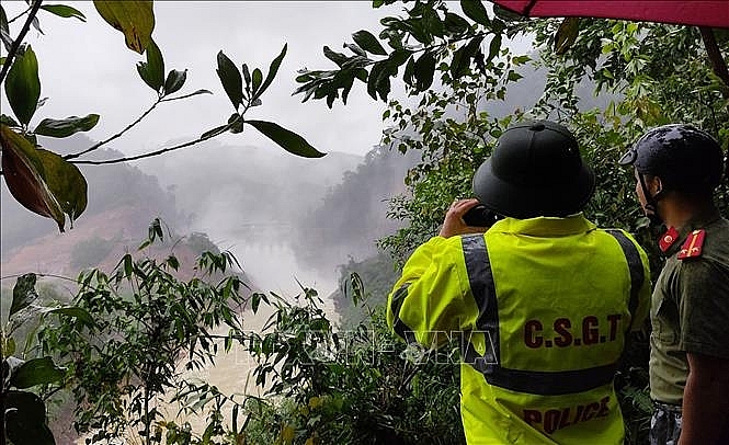 Lực lượng Công an giám sát Thủy điện Thượng Nhật mở 5 cửa van để ứng phó với bão số 13. Ảnh: TTXVN phát