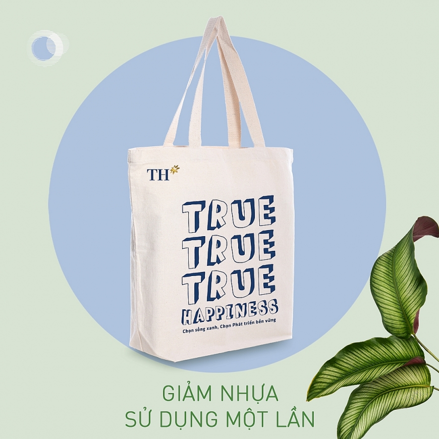 Những slogan gắn với các giá trị cốt lõi của TH như “Thật sự thiên nhiên”, “Truly Natural”, “True Happiness”, “Chọn sống xanh, phát triển bền vững” được thiết kế chất lừ trên các mẫu túi canvas TH…