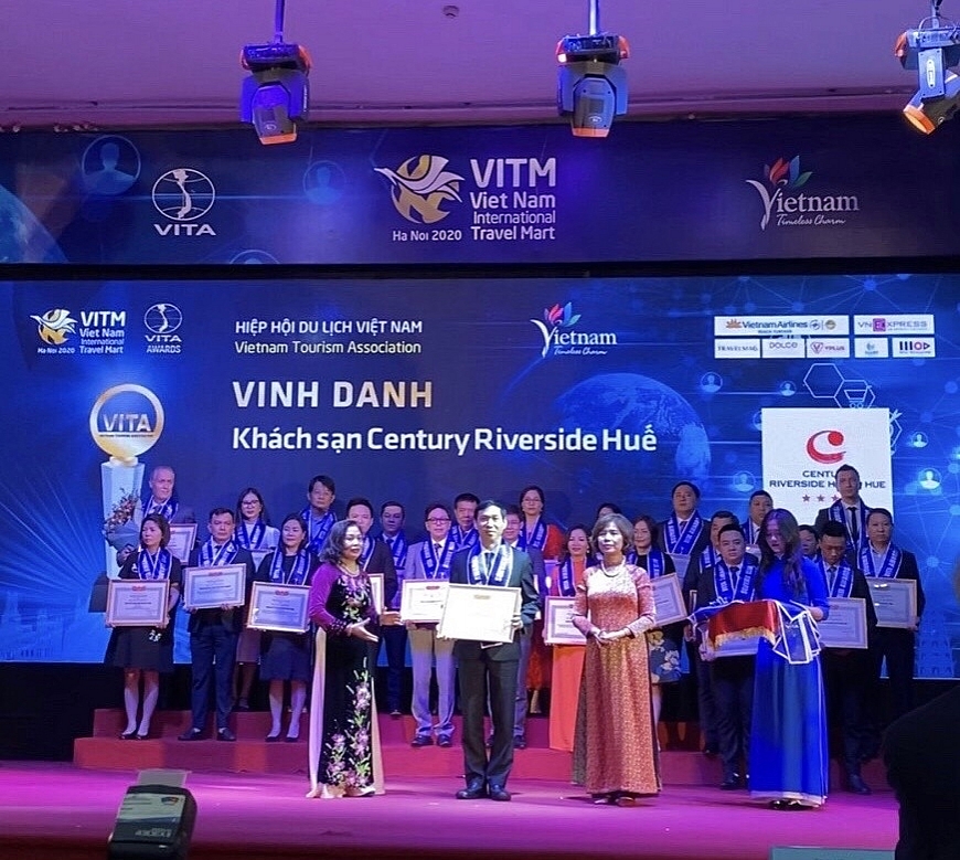 Đại diện Lãnh đạo Khách sạn Century Riverside Huế nhận giải thưởng  tại Hội chợ VITM Hà Nội 2020