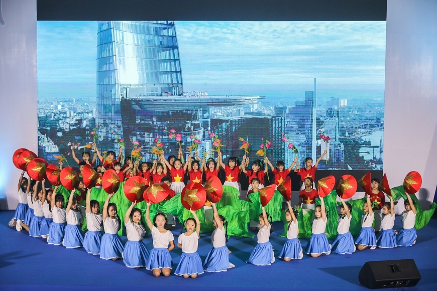 Các em học sinh Vĩnh Long trong tiết mục biểu diễn mang tên Vươn cao Việt Nam 