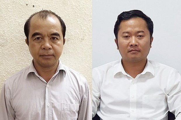 Bị can Dương Văn Hòa (phải), Hiệu trưởng Trường Đại học Đông Đô và Trần Ngọc Quang, Phó Trưởng phòng Đào tạo và Quản lý sinh viên Trường Đại học Đông Đô. Ảnh: TTXVN.