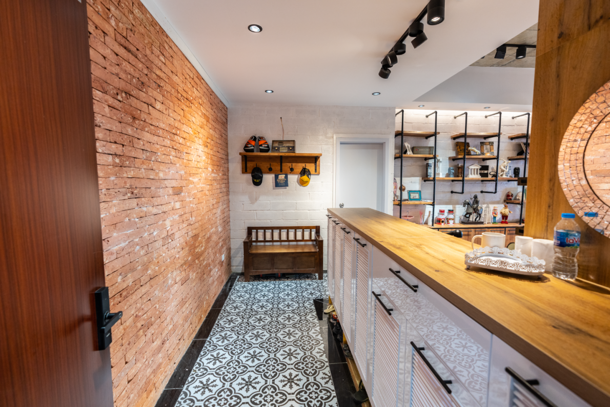 Khu vực sảnh cửa vào được bố trí với hệ tủ giày 3 khoang kết hợp với giá xoay để giày 360* đủ sức chứa cả bộ sưu tập cho cả nhà.