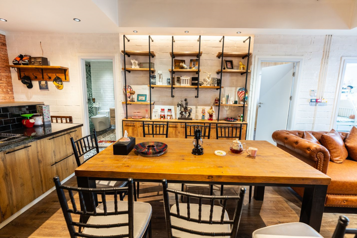 Hệ giá kệ để đồ trang trí hình ống nước kết hợp gỗ mang lại một không gian “chất lừ”