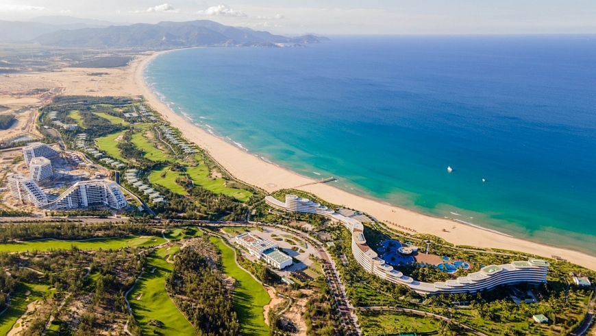 Toàn cảnh FLC Quy Nhơn với khách sạn FLC Luxury Hotel Quy Nhon (phải) và FLC Grand Hotel Quy Nhon (trái)  