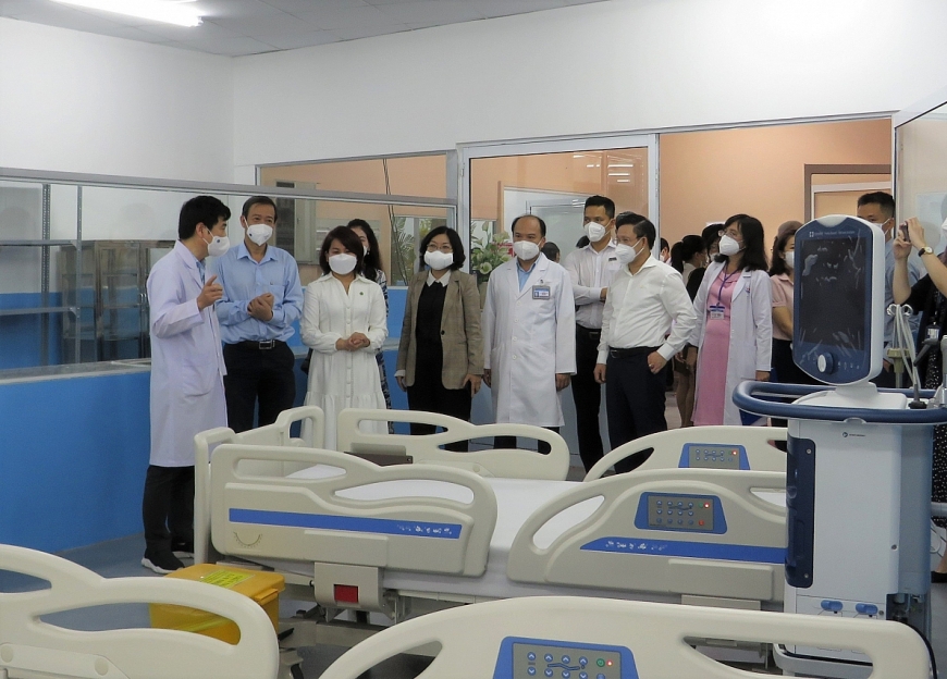 TS-BS Nguyễn Văn Vĩnh Châu - Phó Giám đốc Sở Y tế TP.HCM (thứ 2 từ trái sang), TS-BS Lê Thanh Chiến - Giám đốc Bệnh viện điều trị COVID-19 Trưng Vương (ngoài cùng bên trái), ông Ngô Minh Nhựt – Giám đốc Vietcombank Tân Định ( thứ 2 từ phải sang) cùng các đại biểu tham quan cơ sở khám chữa bệnh mới được thành lập