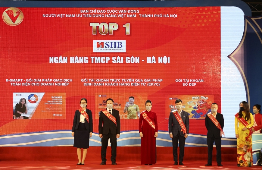 Lãnh đạo đại diện Ngân hàng SHB nhận giải thưởng “Top 1 Hàng Việt Nam được người tiêu dùng yêu thích nhất năm 2021”
