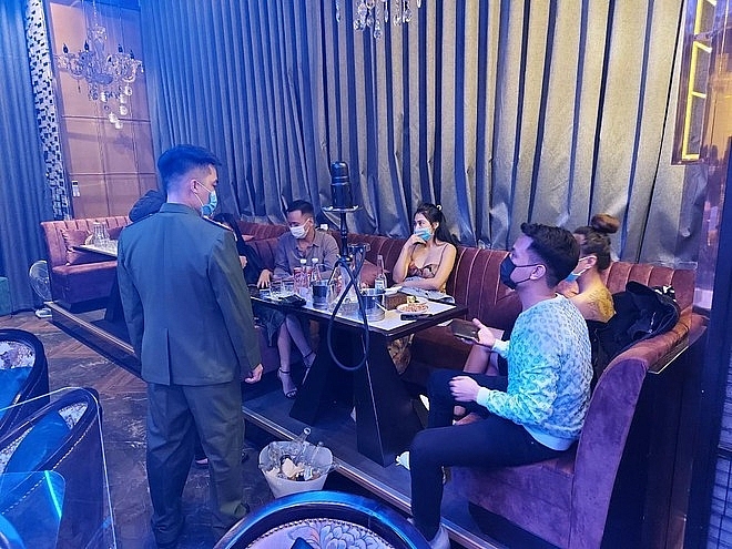 Tổ công tác CAQ Nam Từ Liêm kiểm tra hành chính, phát hiện cơ sở kinh doanh X-Lounge-Coffee kinh doanh bóng cười và ma túy