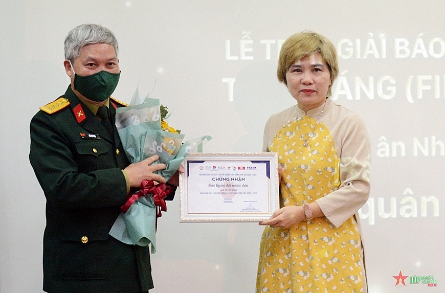 PGS, TS Đỗ Thị Thu Hằng, Viện trưởng Viện Báo chí, Trưởng Ban tổ chức Giải trao chứng nhận nhà tài trợ đồng tặng Đại tá, nhà báo Đỗ Phú Thọ, Phó tổng biên tập Báo Quân đội nhân dân.