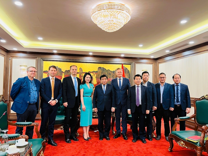 Ông Nguyễn Chí Dũng – Bộ trưởng Bộ Kế hoạch và Đầu tư (thứ 5 từ trái sang) và đại diện Liên danh T&T Group - Orsted trong buổi tiếp kiến và làm việc hồi tháng 10/2022