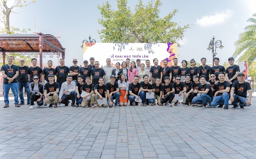 Các nghệ sĩ tham gia triển lãm và Ban tổ chức triển lãm điêu khắc “Trung Điểm”