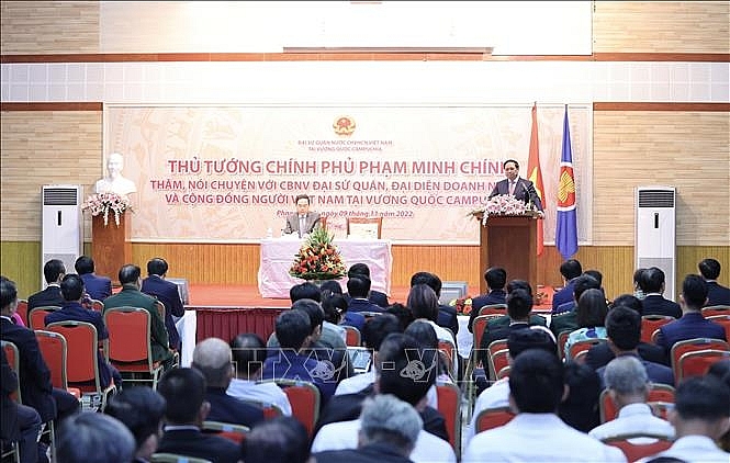 Thủ tướng Phạm Minh Chính nói chuyện với cộng đồng người Việt Nam tại Campuchia. Ảnh: Dương Giang/TTXVN