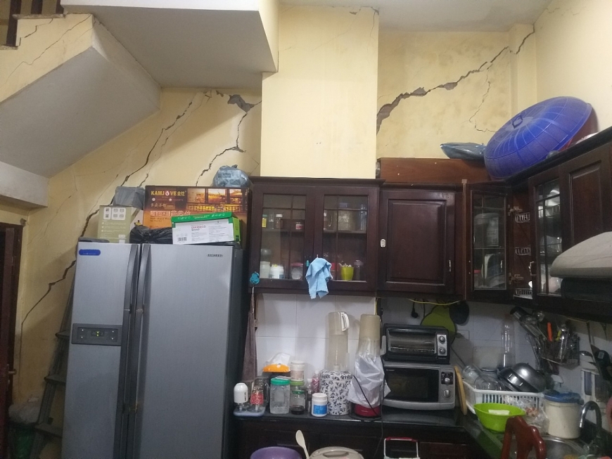 Ngôi nhà của gia đình bà Trác ở số 20 ngõ 26 Hàng Bài bị nứt nghiêm trọng