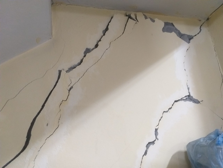 Nhà nứt toác do thi công dự án, người cao tuổi sống trong bất an