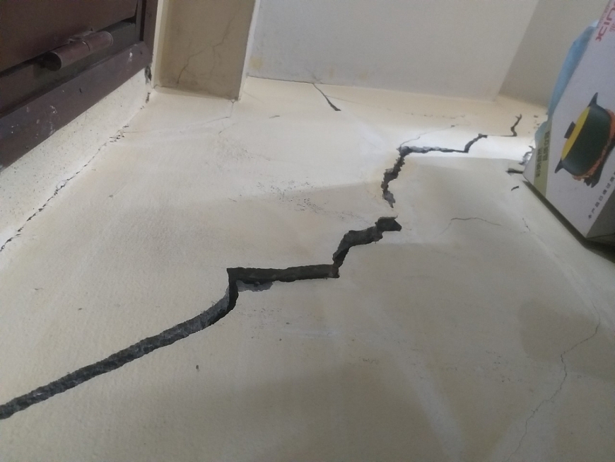 Nhiều vết nứt lớn khiến người dân lo lắng
