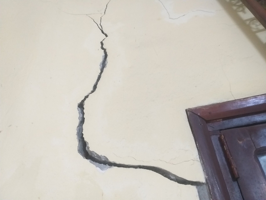 Nhà nứt toác do thi công dự án, người cao tuổi sống trong bất an