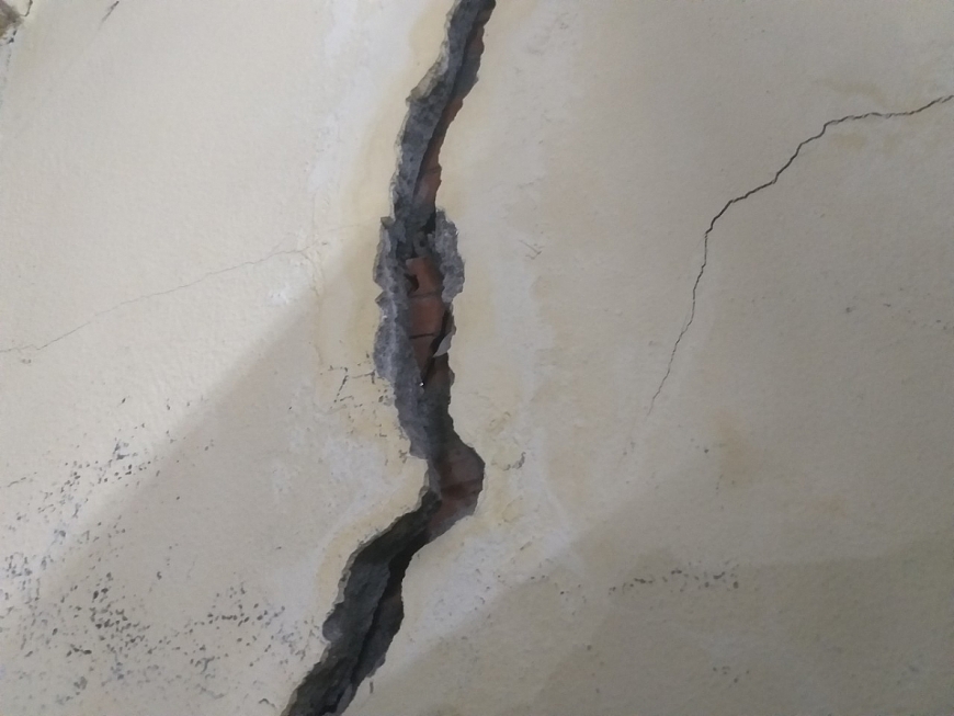 Nhà nứt toác do thi công dự án, người cao tuổi sống trong bất an