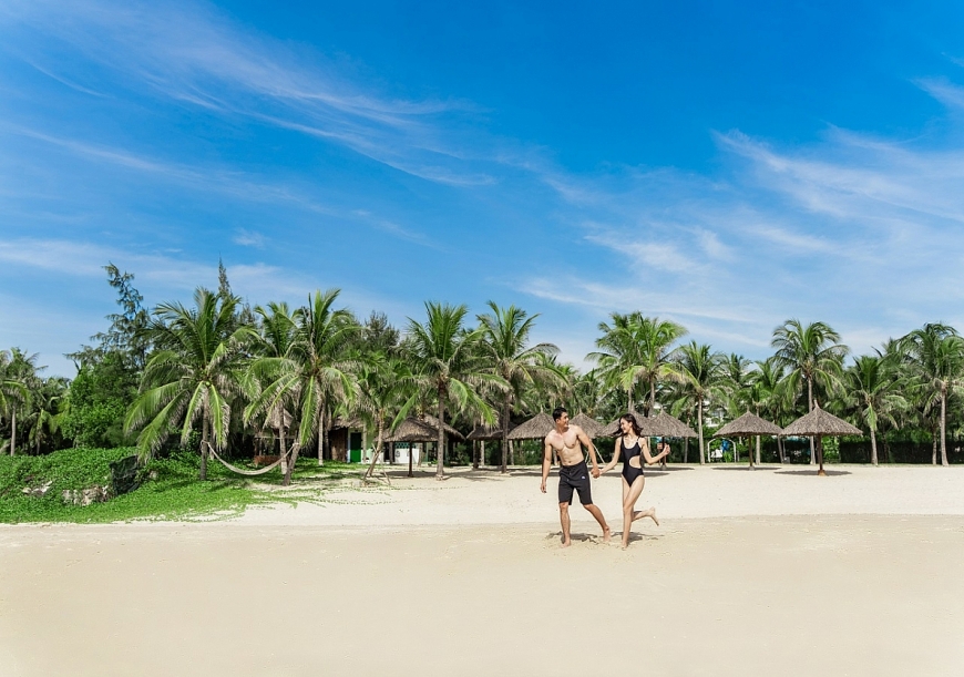 Dắt tay người ấy đi dạo giữa biển xanh, cát trắng, nắng vàng tại Cam Ranh Riviea là một trải nghiệm khó quên trong tuần trăng mật