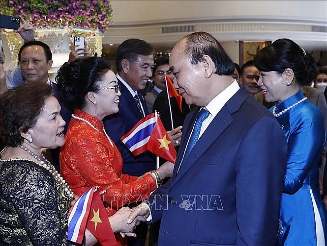  Kiều bào, cán bộ Đại sứ quán Việt Nam tại Thái Lan đón Chủ tịch nước Nguyễn Xuân Phúc và Phu nhân. Ảnh: Thống Nhất/TTXVN