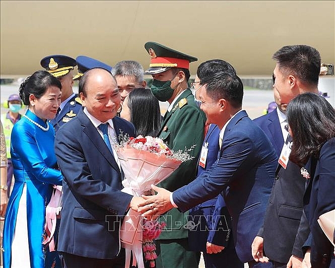 Đông đảo cán bộ, nhân viên Đại sứ quán và cộng đồng người Việt Nam tại Thái Lan đón Chủ tịch nước Nguyễn Xuân Phúc và Phu nhân tại Sân bay Không quân Hoàng gia Thái Lan. Ảnh: Thống Nhất/TTXVN