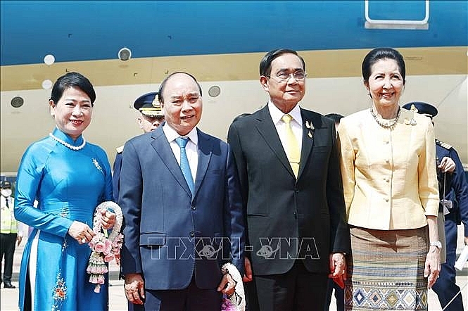 Thủ tướng Thái Lan Prayut Chan-o-cha và Phu nhân đón Chủ tịch nước Nguyễn Xuân Phúc và Phu nhân tại Sân bay Không quân Hoàng gia Thái Lan. Ảnh: Thống Nhất/TTXVN