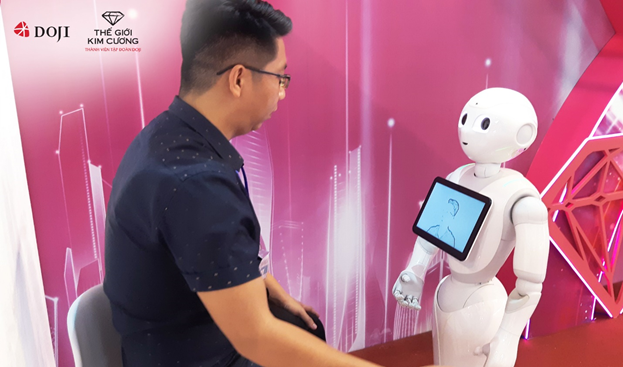 Khách hàng được Robot Pepper đón tiếp và vẽ tặng chân dung ngay tại Hội chợ