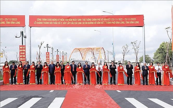Thủ tướng Phạm Minh Chính và các đại biểu thực hiện nghi thức cắt băng khánh thành cầu Cái Cam. Ảnh: Dương Giang/TTXVN