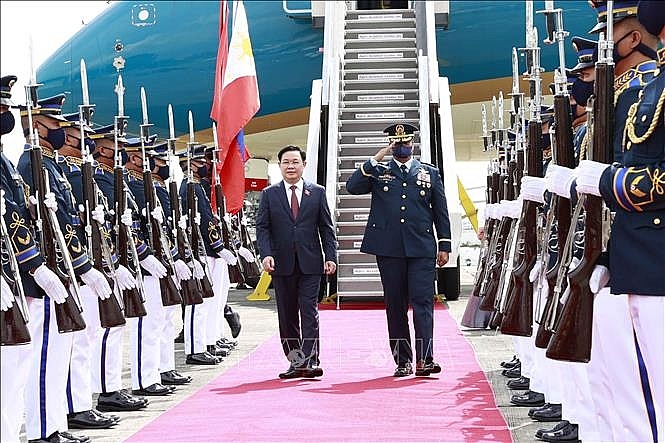 Lễ đón Chủ tịch Quốc hội Vương Đình Huệ tại sân bay quân sự Villamor, Thủ đô Manila. Ảnh: Doãn Tấn/TTXVN