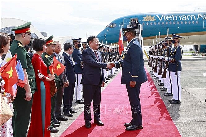 Lễ đón Chủ tịch Quốc hội Vương Đình Huệ tại sân bay quân sự Villamor, Thủ đô Manila. Ảnh: Doãn Tấn/TTXVN