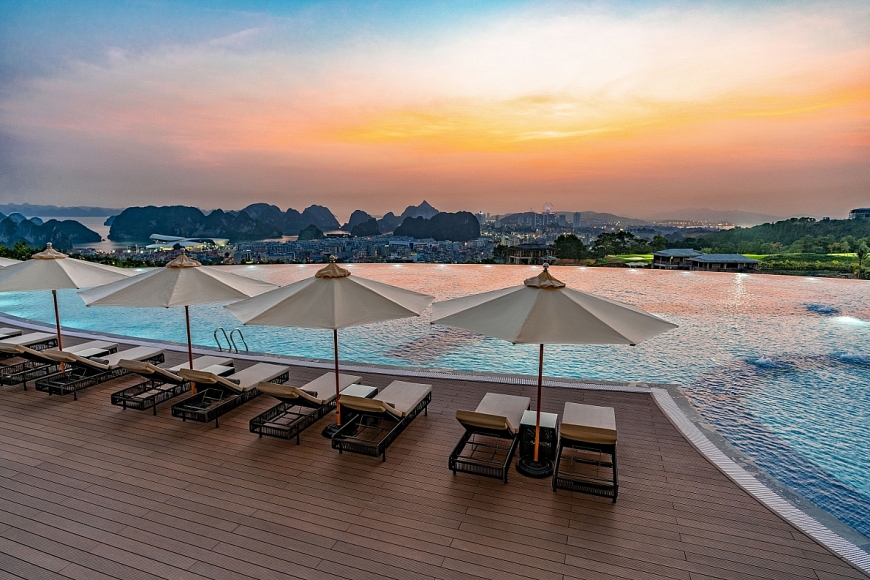  Bể bơi vô cực tại FLC Grand Hotel Halong sở hữu tầm nhìn ấn tượng bao quát cảnh Vịnh