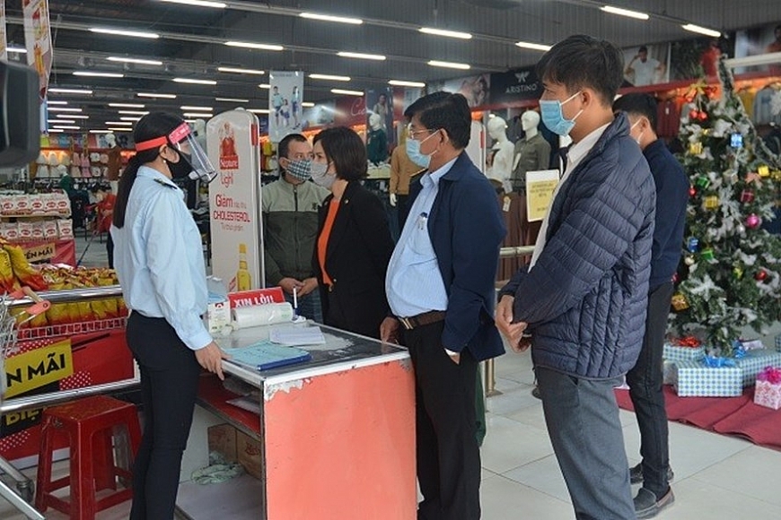 Đoàn kiểm tra số 2 thành phố Hà Nội kiểm tra công tác phòng chống dịch COVID-19 trên địa bàn huyện Đông Anh. Ảnh: Đức Vân