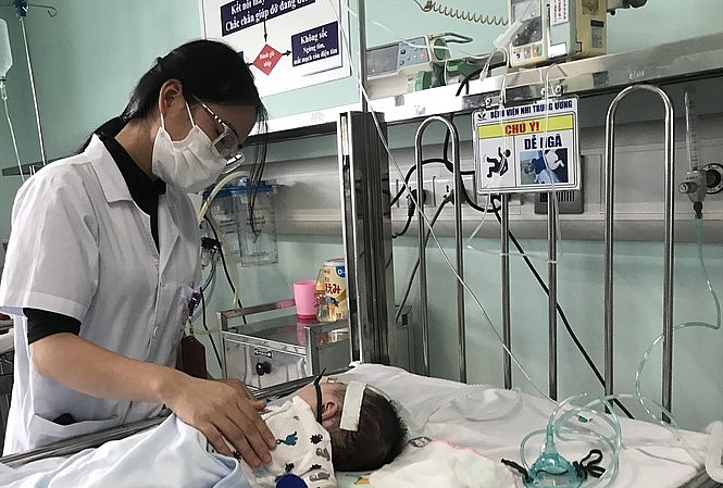 Điều dưỡng chăm sóc trẻ bị viêm đường hô hấp tại Bệnh viện Nhi T.Ư Ảnh: Th.Hà