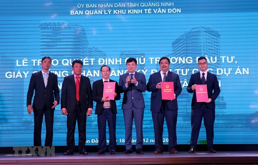 Trao giấy phép đầu tư cho các nhà đầu tư tại Khu kinh tế Vân Đồn. (Ảnh: Văn Đức/TTXVN)