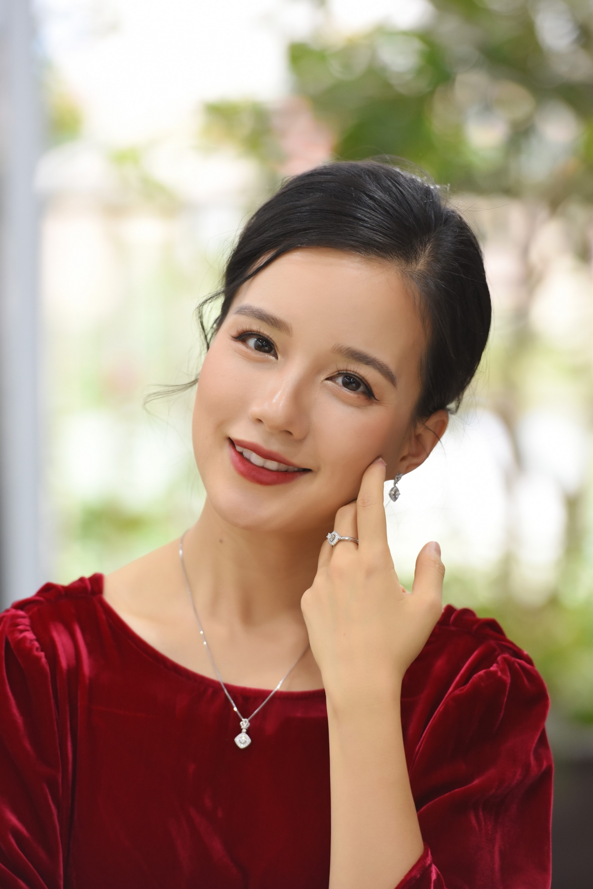 Những thiết kế trang sức kim cương 8 Hearts & 8 Arrows của DOJI trở thành chủ đề nóng khi được lên sóng cùng MC Minh Trang.