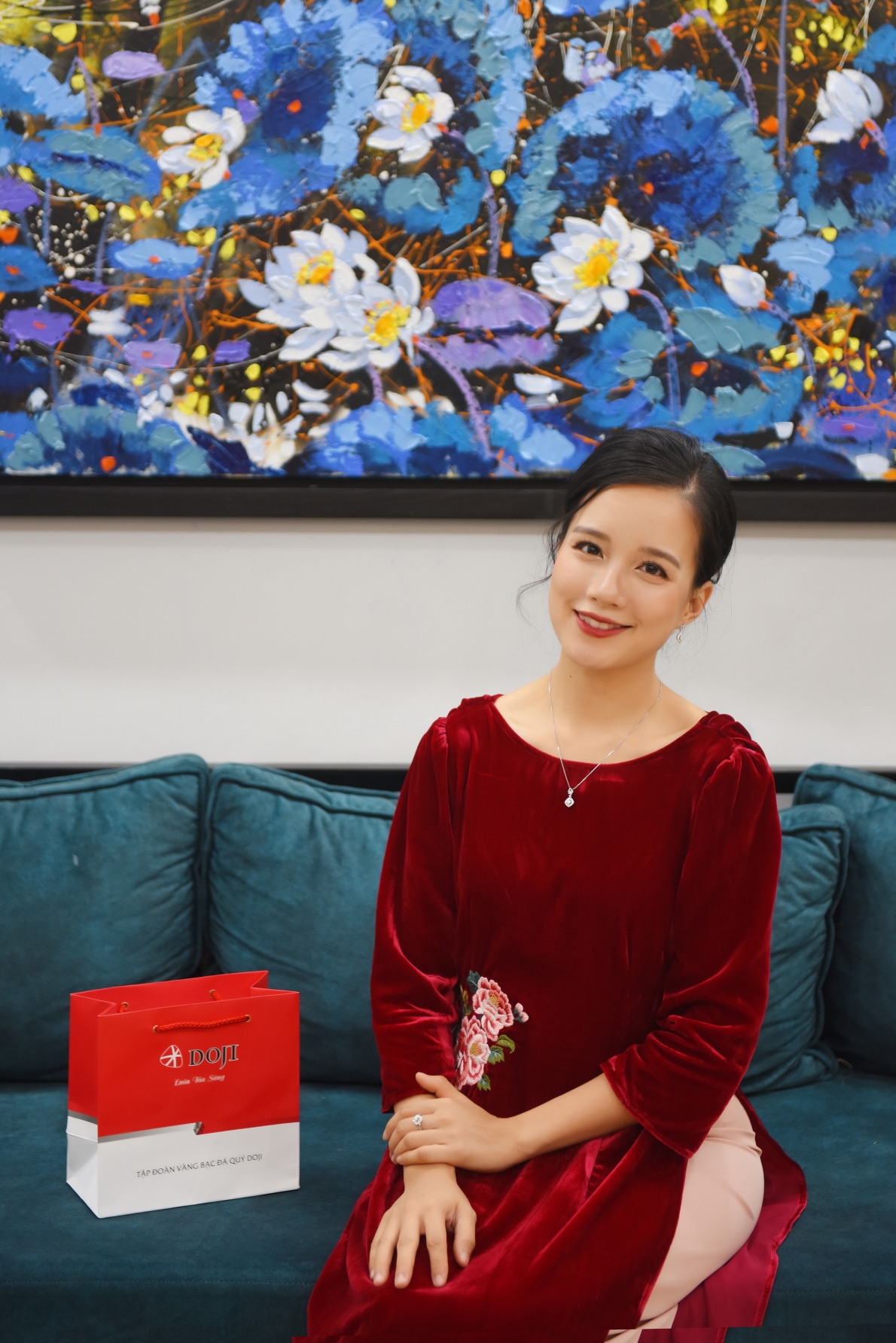 Không giấu nổi sự thích thú, nhiều fan đã nhận xét trang sức kim cương 8 Hearts & 8 Arrows là điểm nhấn hoàn hảo cho trang phục áo dài cách tân của nữ MC.