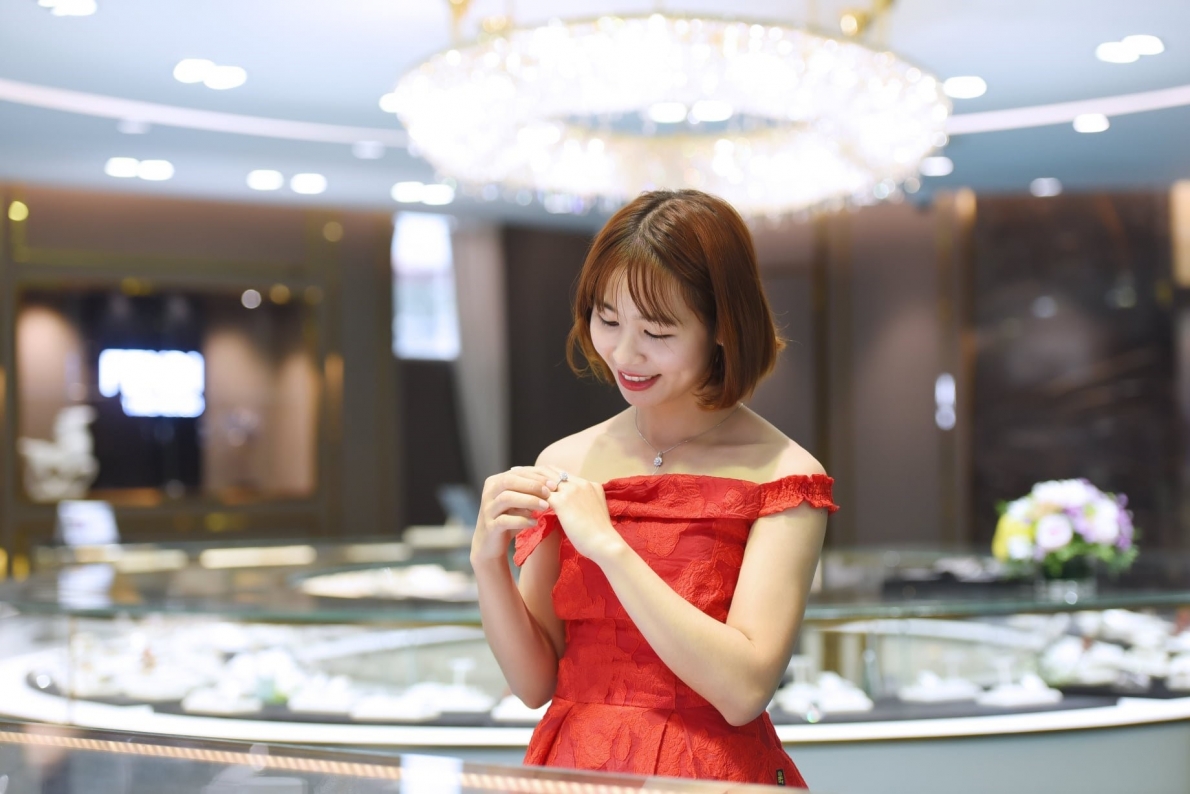 Là một streamer được yêu thích, hot mom Phạm Thị Thanh Nga cũng tìm thấy cho mình những thiết kế trang sức kim cương 8 Hearts & 8 Arrows phù hợp với phong cách và cá tính.