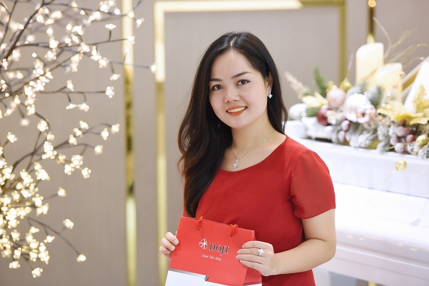 Cũng là một nhà giáo, hot mom Nguyễn Quỳnh Nga tự hào sở hữu trang sức kim cương 8 Hearts & 8 Arrows, món phụ kiện đã khiến cô cảm thấy tự tin hơn rất nhiều. Như cô chia sẻ: “nó không chỉ thể hiện sự tinh tế và gu thẩm mỹ mà còn toát lên khí chất của mình qua từng khoảnh khắc”.