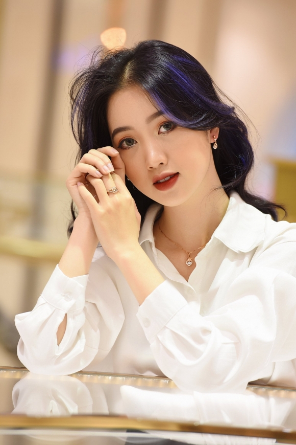 Làm mới bản thân với trang sức vàng gắn đá Swarovski từ DOJI, hot facebooker Anna Diệp “thú nhận” mình bị thu hút bởi vẻ đẹp lấp lánh của viên đá Swarovski, cùng mức giá bất ngờ chỉ từ 1,5 triệu đồng.